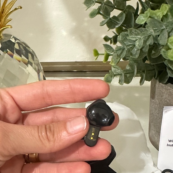 Wireless Bluetooth Earbuds with LED Display - Picture 6 of 11